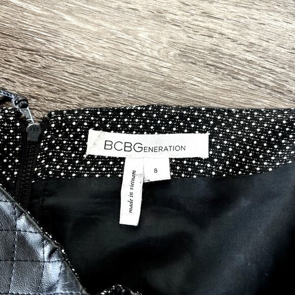 BCBGeneration Quilted Faux Leather Panel Mini Skirt Sz 8 Black White Flare VGUC - Picture 6 of 12
